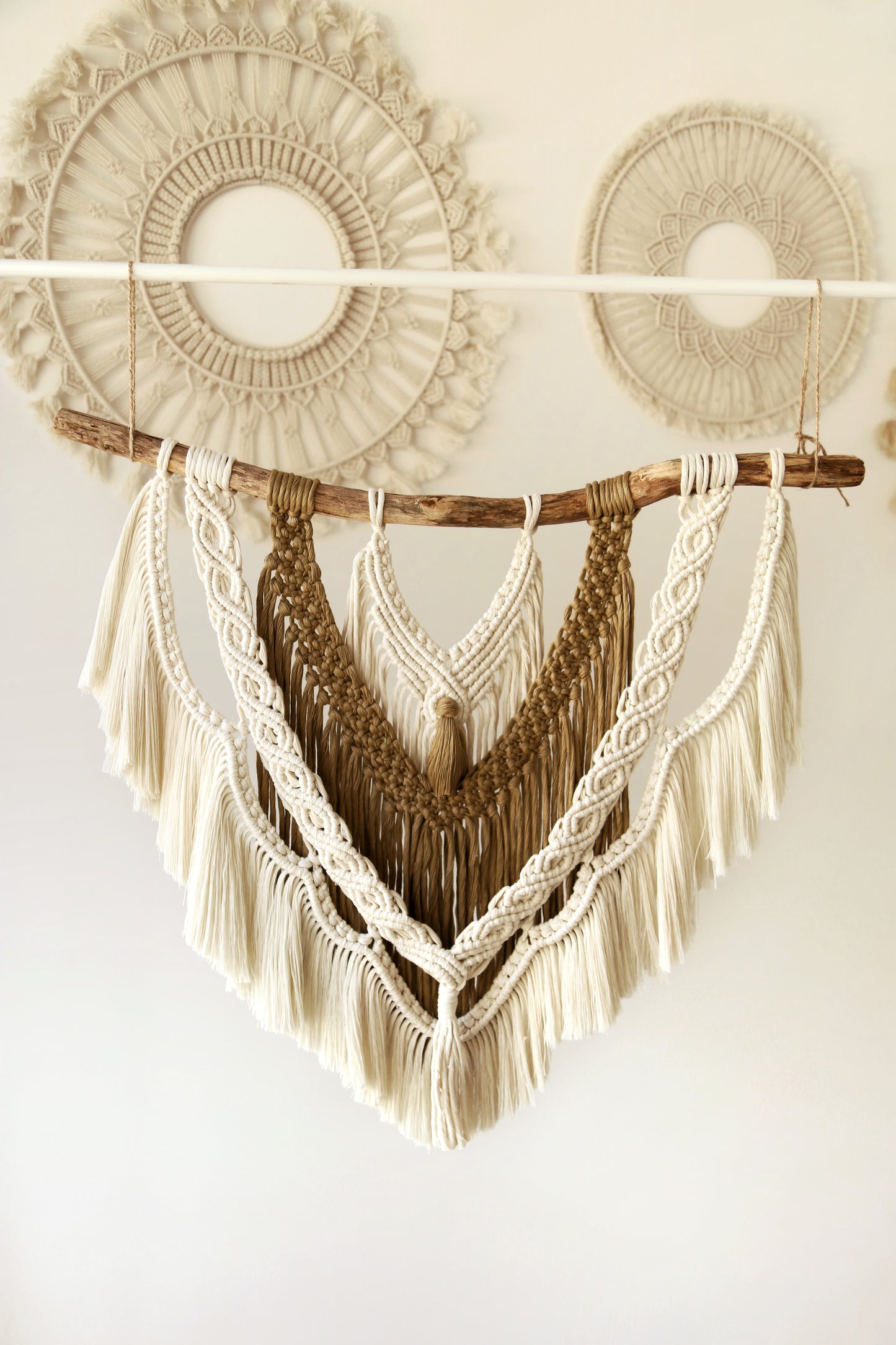 Décoration Murale en Macramé Bicolore – Écru & Mocha