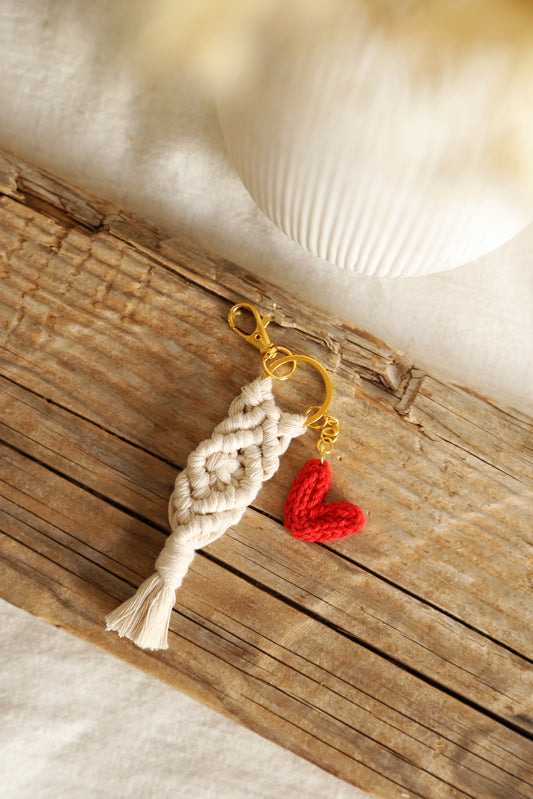 Porte-clés macramé cœur rouge